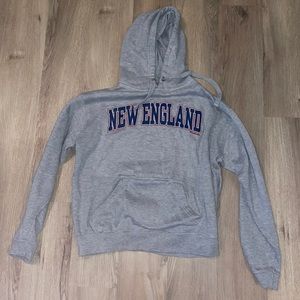 Medium super soft New England sweatshirt with pocket for drink holder